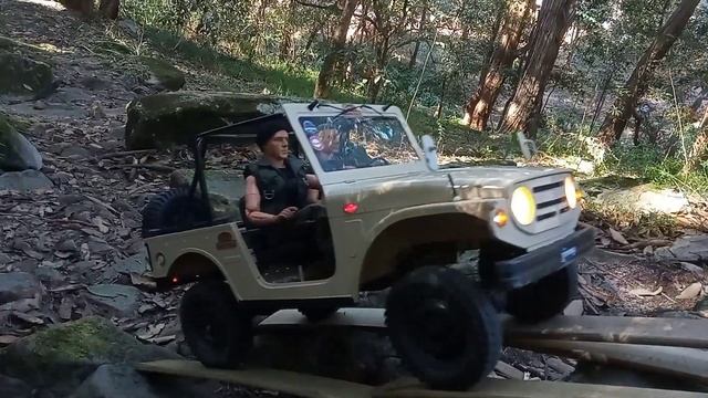 1/6 scale Jimny driving on rocks! Model by FMS Models. смотреть онлайн