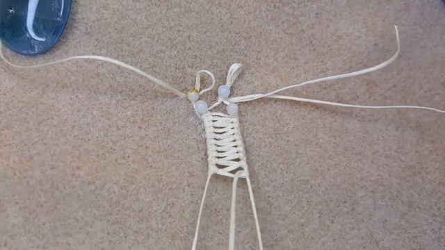 Процесс..., вернее маааленький кусочек процесса плетения. Сааамое начало работы. смотреть онлайн