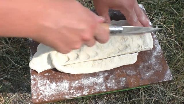Сосиски с сыром в тесте НА КОСТРЕ. Вкусная булочка, которая нам уже снится. смотреть онлайн