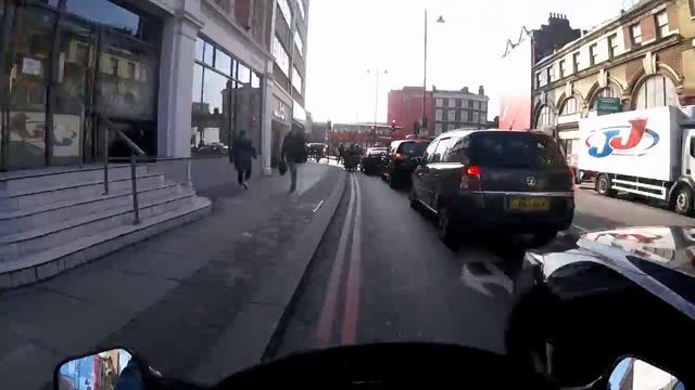 Honda VFR400R - Ride To Work (vol. 2) - pt4 (Euston to Canary Wharf) смотреть онлайн