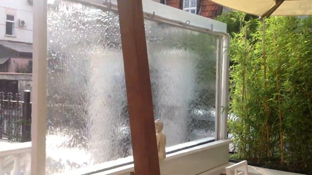 Водопад по стеклу на улице, для ресторана смотреть онлайн