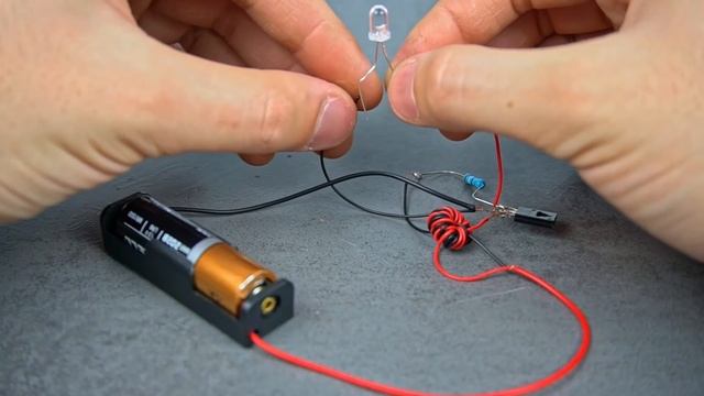 НЕ ВЫБРАСЫВАЙТЕ СТАРЫЕ БАТАРЕИ! 3 УДИВИТЕЛЬНЫХ ИДЕИ С ИСПОЛЬЗОВАННЫМИ БАТАРЕЯМИ смотреть онлайн