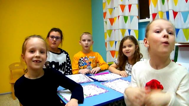 Поём очень веселую песенку в группе Я умею читать по-английски дети 7, 8 и 9 лет смотреть онлайн