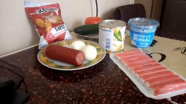 Салат с крабовых палочек и сухариков смотреть онлайн