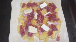 Пирог из слоеного теста с мясом и картофелем.