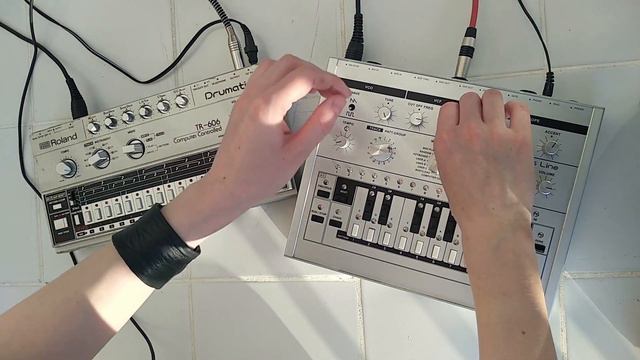 Roland TR-606 vs x0xb0x смотреть онлайн