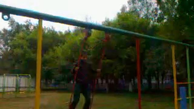 Мой друг Димон катается на качелях!:D смотреть онлайн