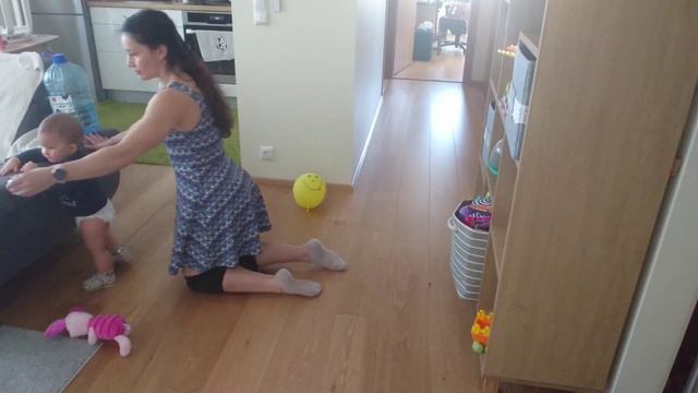 Учимся ходить без рук, 1 год и4 месяца, 5 марта 2021г смотреть онлайн