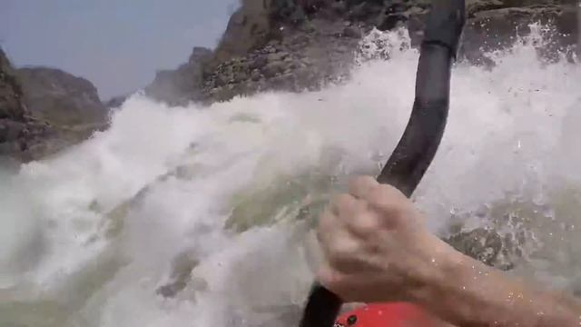 Kayaking Rapid 5 - Stairway to Heaven (Highway to Hell) on the Zambezi River, Africa смотреть онлайн