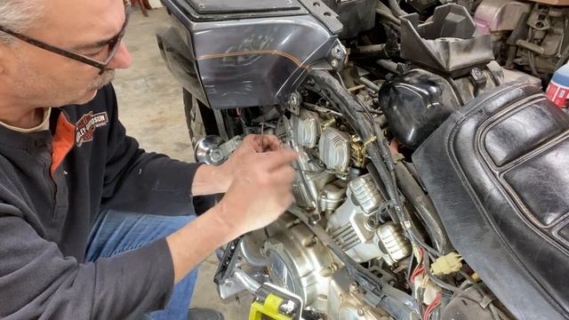 PT.1 YAMAHA XVZ1300 VENTURE CARB REMOVAL AND INSPECTION смотреть онлайн
