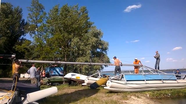 Подъём мачты на катамаране "Ведмедик" смотреть онлайн