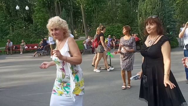 Недолюбила я в тот короткий вечер!!! ??Танцы в парке Горького!!!??Харьков смотреть онлайн