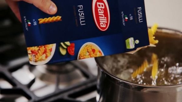 BARILLA SG - Fusilli Pasta Salad with Pesto, Chicken & Tomatoes