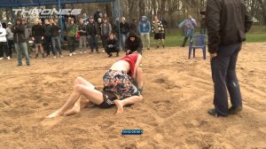 Уличная драка стрелка с парнем из колледжа против гавайца