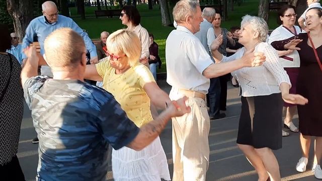 Ой,кума ты,кумушка!!!Танцы в саду Шевченко,Харьков,май 2021. смотреть онлайн