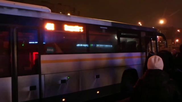 Вечер в праздничный день у метро "Алтуфьево" и очередь на 401-й автобус смотреть онлайн