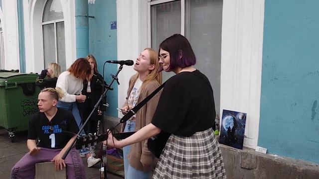 Это здорово (cover на Н. Носкова). Уличные музыканты Дина @bbebeshka, Сева и Саша. Стихийная коллаб смотреть онлайн