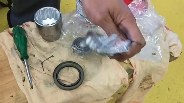 Mercedes-Benz C250 Front wheel bearing replacement смотреть онлайн