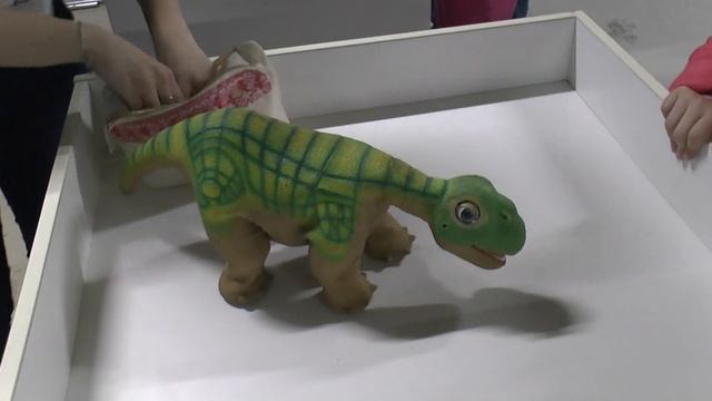 Милый робот-динозаврик Pleo с выставки "Империя роботов" смотреть онлайн