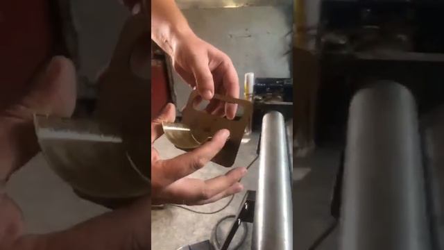 Вальцовка латуни на электромеханическом вальцовочном станке AZMT V600 услуги вальцовки листа #short смотреть онлайн