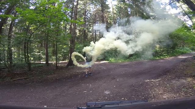 Дымовая шашка. Цветной дым. Самый дешёвый и выглядит не очень смотреть онлайн