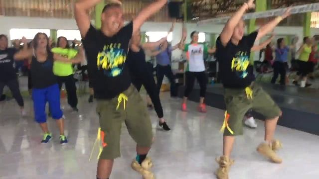 Twiinzified GIRL GONE WILD Madonna смотреть онлайн