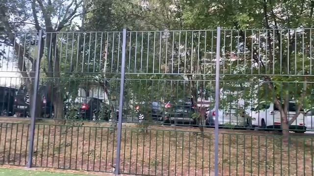 Установили забор из секций высотой 4 метра для спортивной площадки смотреть онлайн