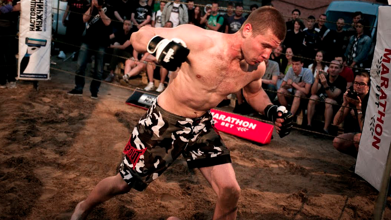 Крепкий Уличный Боец против Бойца без Правил смотреть онлайн