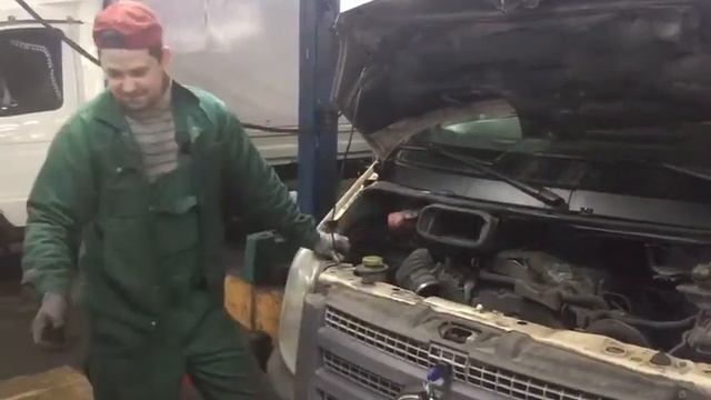 Что должен сделать автомеханик, что бы заработать на чизбургер? ))) смотреть онлайн