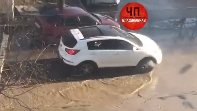 Жители Владикавказа недовольны ямой на дороге