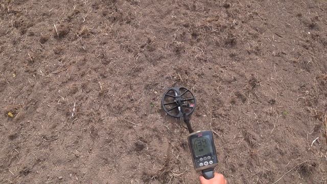 Нашел хабарное место! Распахали старые фундаменты коп монет с Minelab Equinox 600 смотреть онлайн