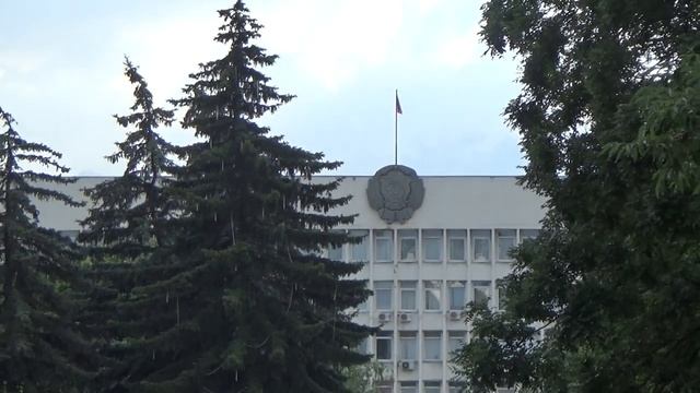 Больше 20 лет прошло, но до сих пор гербы СССР висят смотреть онлайн