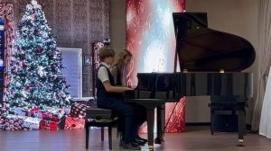 Чудо- дети играют на фортепиано