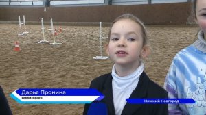 Подростки и даже взрослые самозабвенно скачут на «хорсах» - палках с головой лошади