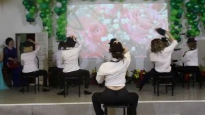 "Танец со шляпами"