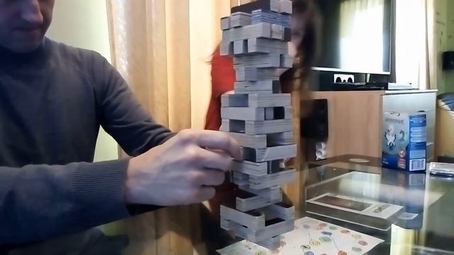 Играем в Дженга. Для всей семьи. Очень увлекательно / Playing jenga. For all family. Very exciting смотреть онлайн