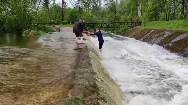 Водосброс, прыжок с водопада смотреть онлайн