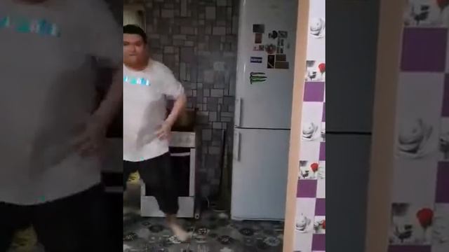 РУСЛАН ГИТЕЛЬМАН УЧИТ КАК УВОРАЧИВАТЬСЯ ОТ УДАРОВ, ЕСЛИ НА ВАС НАПАЛИ НА РЫНКЕ смотреть онлайн