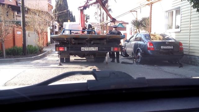 Эвакуатор забирает автомобиль который вплатную припарковался