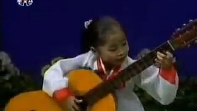 Виртуозно играет на гитаре маленькая девочка из Кореи смотреть онлайн