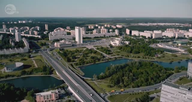 Навстречу красным стенам и зеленому городу смотреть онлайн