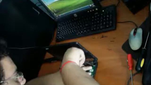 Acer Aspire One ZG5 - Hard Disk Location - Reensamble смотреть онлайн