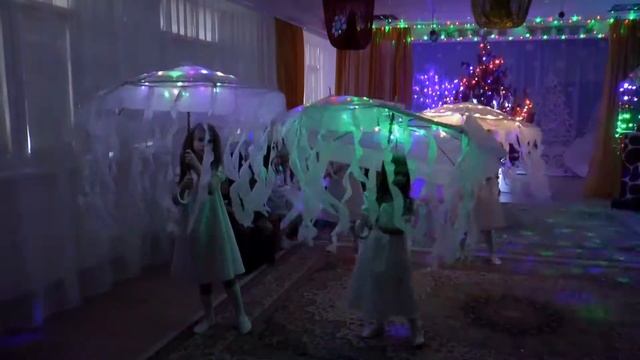 Очень оригинальный танец со светящимися зонтами смотреть онлайн