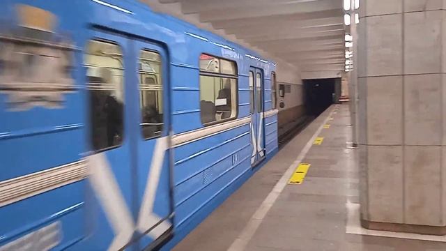 Метро поезд 81-717-714.5 (ЛВЗ) отправляется со станции Студенческая смотреть онлайн