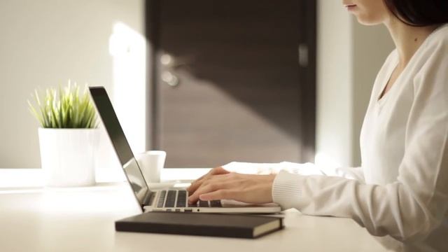 Бизнес Люди Работа Ноутбук Компьютер Печатать Девушка Печатает смотреть онлайн