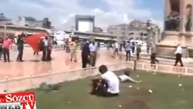 Turkish police spray protestors with water cannon. смотреть онлайн