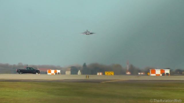 Howling Raptors - USAF F-22 Raptors at RAF Lakenheath смотреть онлайн