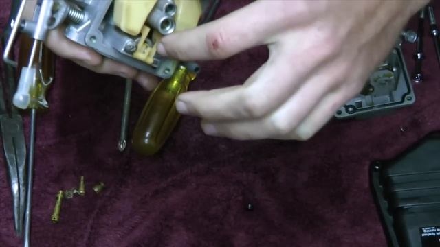 How to clean Yamaha 20hp/25hp 2 stroke outboard carburetor смотреть онлайн