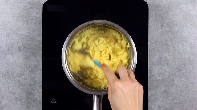 Тосты с авокадо, яйцом и красной рыбой — видео рецепт смотреть онлайн