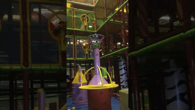 Большой пылесос для шариков, детский центр Хоп Лоп. Финляндия, Эспоо. смотреть онлайн